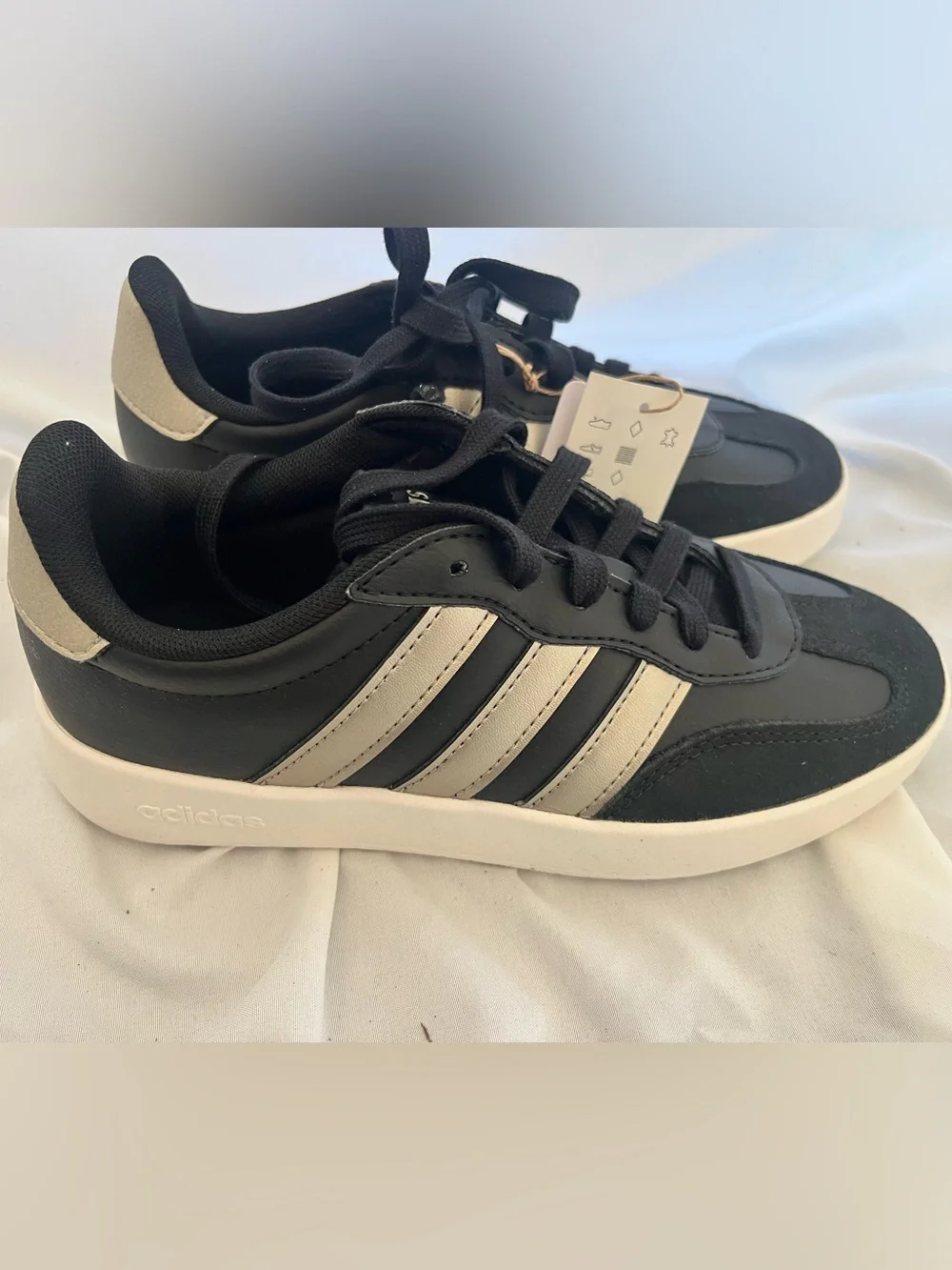 Adidas women’s Barreda BNWT